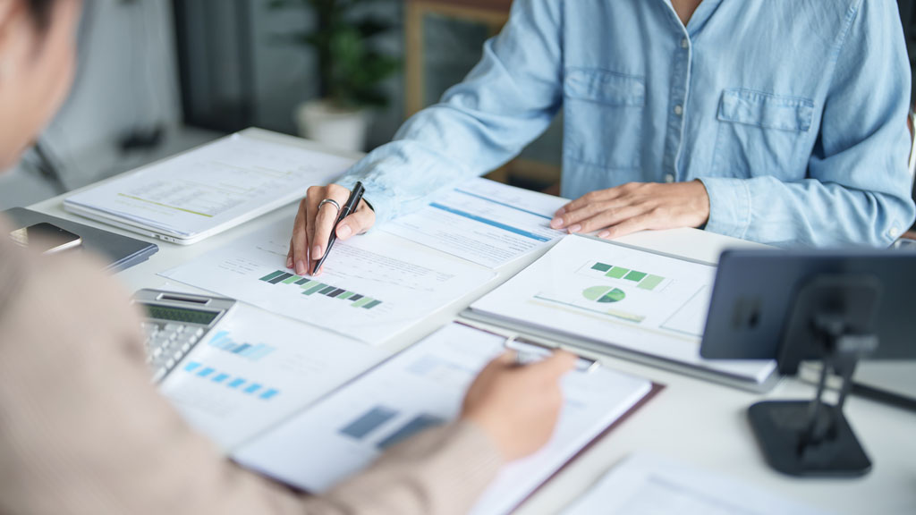 Responsables techniques de collectivité analysant un projet de rénovation énergétique CEE